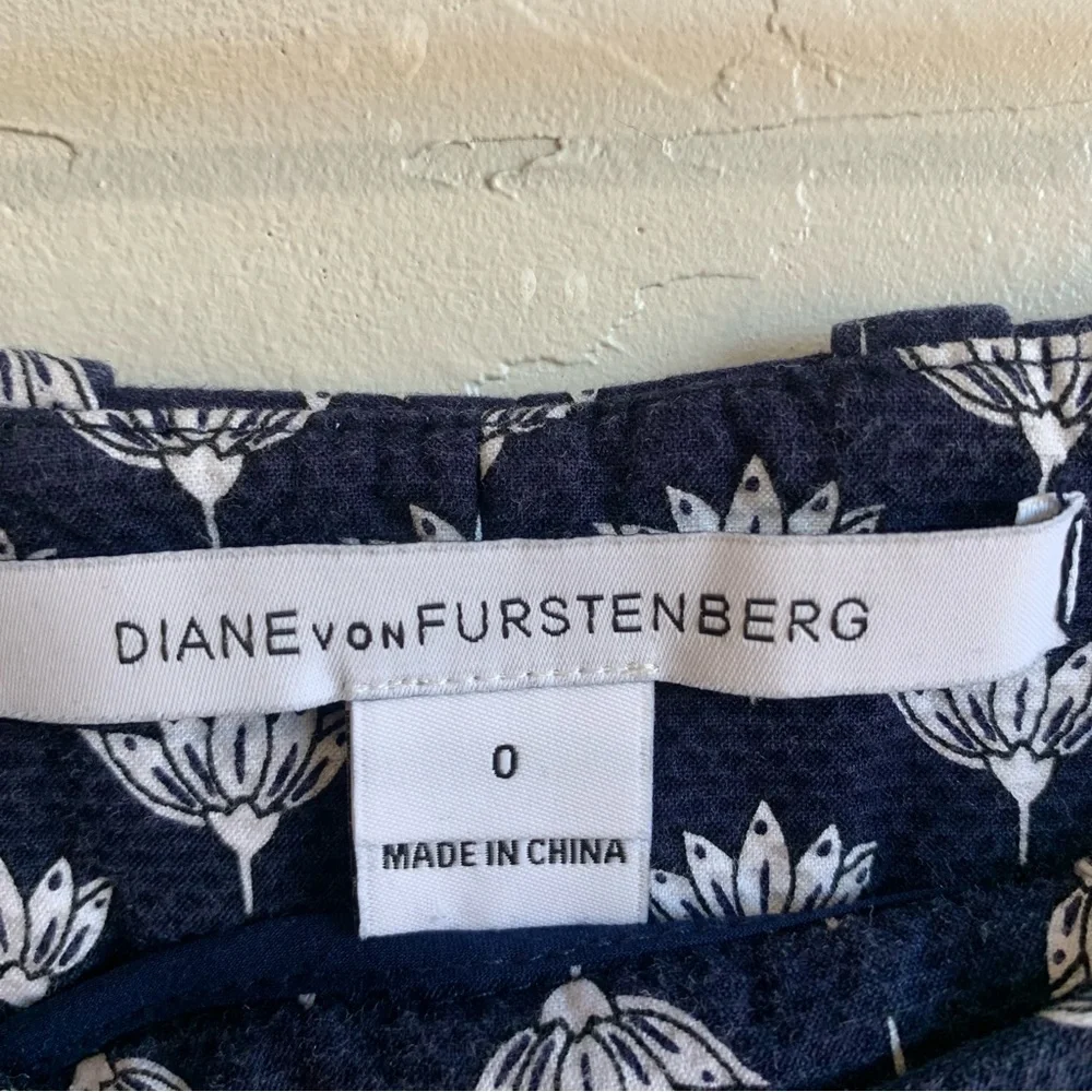 Diane‎ von Furstenburg Flower Print Shorts Size 0 Navy Blue with White Flowers